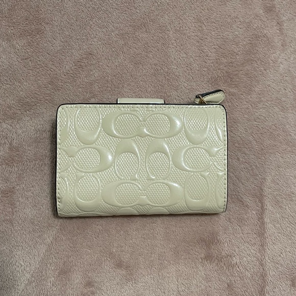 Coach Medium Corner Zip Wallet In Signature
Leather - Picture 8 of 9